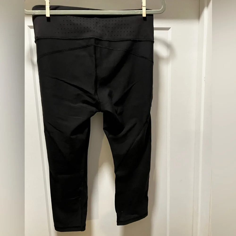 Athleta Women's Black Stealth Trucool Capri Leggings Size M - Picture 4 of 6
